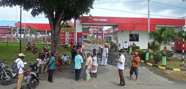 Pemalangan Depo Pertamina di Manokwari