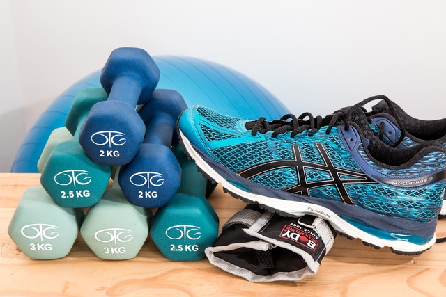 Ilustrasi peralatan untuk olahraga di rumah. Sumber gambar: https://pixabay.com/id/photos/halter-sepatu-sepatu-kets-2465478/
