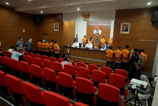 Tersangka kasus korupsi di Muara Enim saat dirilis di KPK, Jakarta, Senin (13/12). Foto: Iqbal Firdaus/kumparan