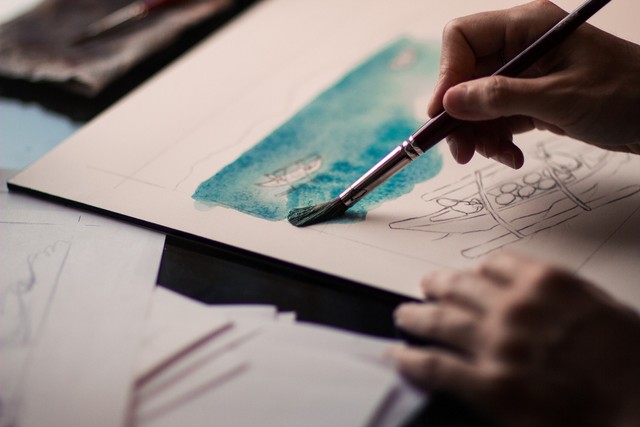 Ilustrasi melukis. Sumber gambar: https://pixabay.com/id/photos/tangan-melukis-sikat-lukisan-1868562/