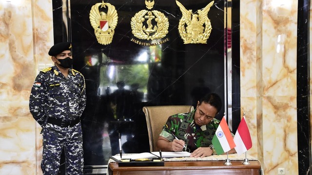 Panglima TNI Jenderal TNI Andika Perkasa menerima kunjungan Atase Pertahanan (Athan) India untuk Indonesia Captain (N) Amitabh Saxena di Kantor Panglima TNI, Jakarta Pusat, Senin (13/12/2021). Foto: Puspen TNI