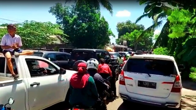 Warga mengevakuasi diri usai peringatan tsunami di Maumere, Nusa Tenggara Timur (NTT). Foto: Basarnas