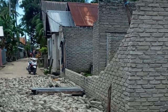 Rumah rusak akibat dampak gempa 7,5 M di NTT, terasa hingga ke Kabupaten Selayar Sulsel. Foto: Dok. Istimewa