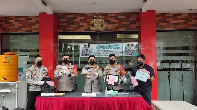 Jumpa pers kasus perampokan pegadaian di Mapolres Jakarta Selatan, Selasa (14/12). Foto: Jonathan Devin/kumparan