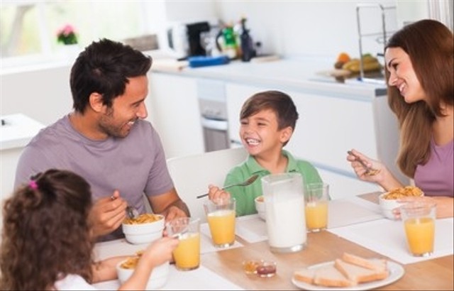 keluarga tertawa saat sarapan di dapur. (ESB Professional/Shutterstock.com