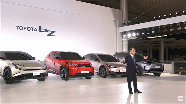 Presiden Direktur Toyota Akio Toyoda dan jajaran konsep mobil listrik Toyota bz. Foto: Toyota.
