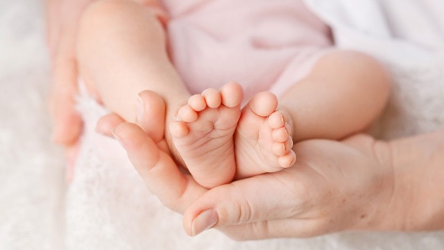 Illustrasi ibu memegang kaki bayi baru lahir. Foto: Shutter Stock
