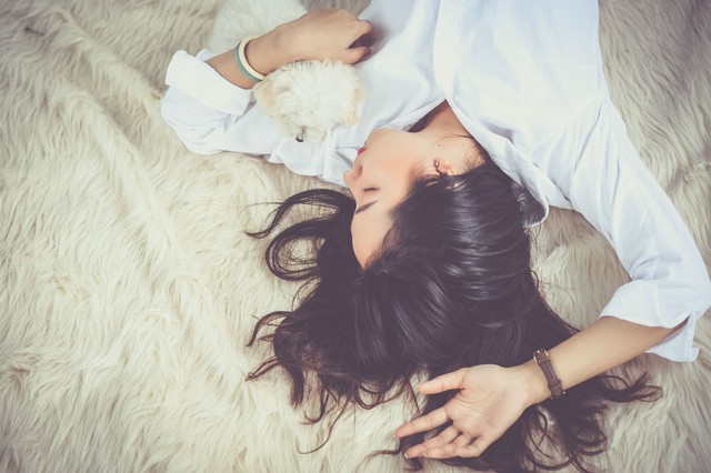 Ilustrasi seseorang tidur. Foto dari Pexels https://www.pexels.com/photo/bed-cute-dog-female-206396/