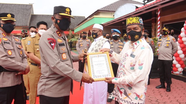 Kapolda Kalteng Irjen Pol Nanang Avianto saat memberikan penghargaan ke salah satu tokoh adat di Mapolres Barito Utara.