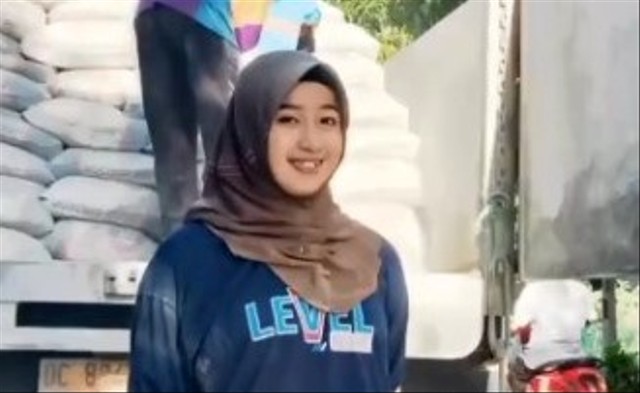 Viral seorang wanita berparas menawan jadi buruh pengangkut semen. (Foto: TikTok/@ainhy0507).