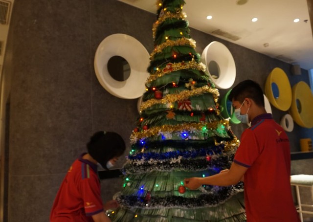 Peduli Lingkungan, Hotel di Surabaya Bikin Pohon Natal dari Kardus Bekas