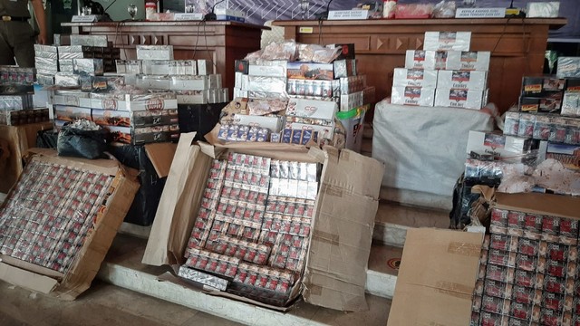 Pemusnahan jutaan batang rokok ilegal di kantor Bea Cukai Jateng dan DIY Yogyakarta. Foto: Intan Khansa/kumparan