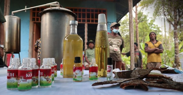  Minyak Lawang KOUH diproduksi di Distrik Kouh, Kabupaten Boven Digoel, Papua. Minyak lawang ini diproses dengan penyulingan tradisional. Foto: Dok. Yayasan EcoNusa