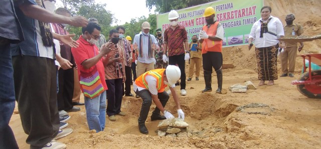 Ketua IKF-NTT Kota Sorong melakukan peletakkan baru pertama pembangunan Gedung Sekretariat IKF Kota Sorong, foto: Yanti/Balleo News