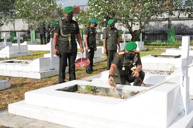 Kapendam Kasuari, Kolonel Arm Hendra Pesireron saat menabur bunga di makam