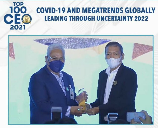 Direktur Utama Bank Sumsel Babel, Achmad Syamsudin, meraih TOP 100 CEO Of The Year 2021 dan Bankirs of The Year 2021 dari majalah Infobank yang diselenggarakan di Shangri La Hotel Jakarta, Selasa (14/12/2021).