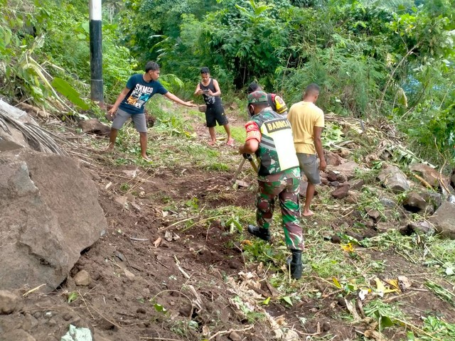 Keterangan foto: Longsor di ruas jalan Trans Nagawutung tepatnya di Desa Warawutung-Idalolong, Selasa (14/12) siang.