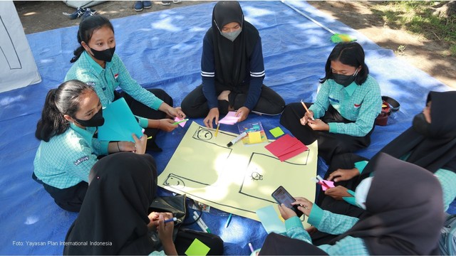 Murid atau peserta program BRIGHT Plan Indonesia mendiskusikan pendidikan online atau pembelajaran jarak jauh yang menyenangkan. Foto: Plan Indonesia.