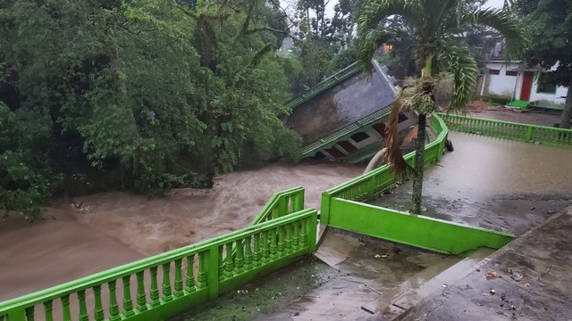 Rumah tiga tingkat di Padangsidempuan rubuh dihamtam banjir. Foto: Dok. Istimewa