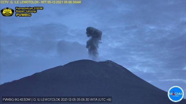 Gunung Api Ile Lewotolok di Lembata. Foto PPGA LEMBATA - Pasca gempa tektonik 7.5 magnitudo menerjang Kabupaten Lembata pada pukul 10.20 WITA, kondisi gunung Api Ile Lewotolok di daerah itu terpantau aman.