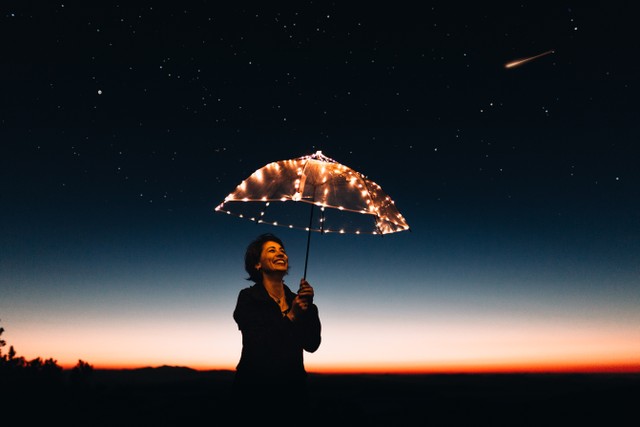 Gambar 1. Sumber: https://www.pexels.com/photo/woman-using-umbrella-with-lights-573238/ 
