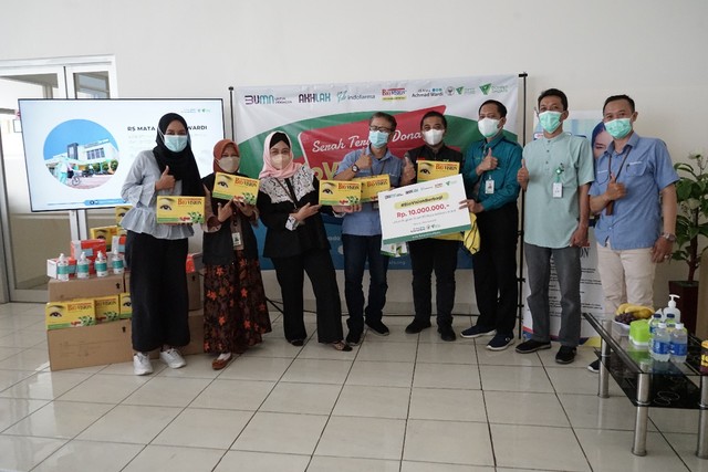 Bio Vision salurkan donasi kontes foto kepada Dompet Dhuafa untuk RS Mata Achmad Wardi di Serang, Banten (Dok. Dompet Dhuafa) 