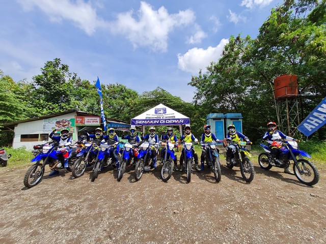 Para awak media dan komunitas pengguna Yamaha WR 155R mengikuti acara 'fun riding competition' (11/12). Foto: dok. Yamaha Indonesia