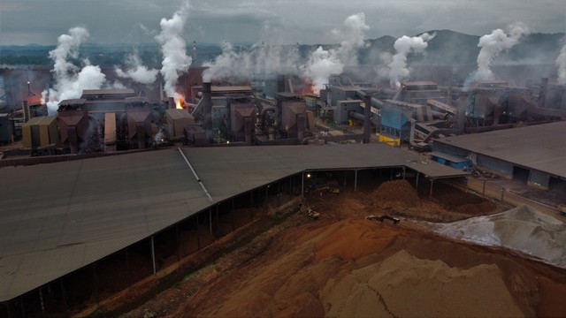 Foto udara aktivitas pengolahan nikel (smelter) yang berada di Kawasan Industri Virtue Dragon Nickel Industrial (VDNI) di Kecamatan Morosi, Konawe, Sulawesi Tenggara. Foto: ANTARA FOTO/Jojon