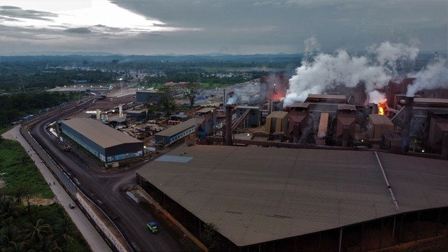Foto udara aktivitas pengolahan nikel (smelter) yang berada di Kawasan Industri Virtue Dragon Nickel Industrial (VDNI) di Kecamatan Morosi, Konawe, Sulawesi Tenggara. Foto: ANTARA FOTO/Jojon