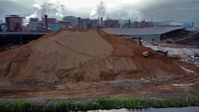 Foto udara aktivitas pengolahan nikel (smelter) yang berada di Kawasan Industri Virtue Dragon Nickel Industrial (VDNI) di Kecamatan Morosi, Konawe, Sulawesi Tenggara. Foto: ANTARA FOTO/Jojon