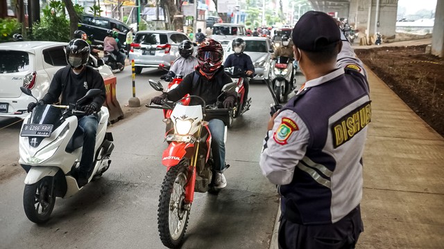 Petugas mengatur lalu lintas dari arah Bekasi menuju Jakarta di Jalan K.H Noer Ali Kalimalang, Bekasi, Rabu (15/12). Foto: Iqbal Firdaus/kumparan