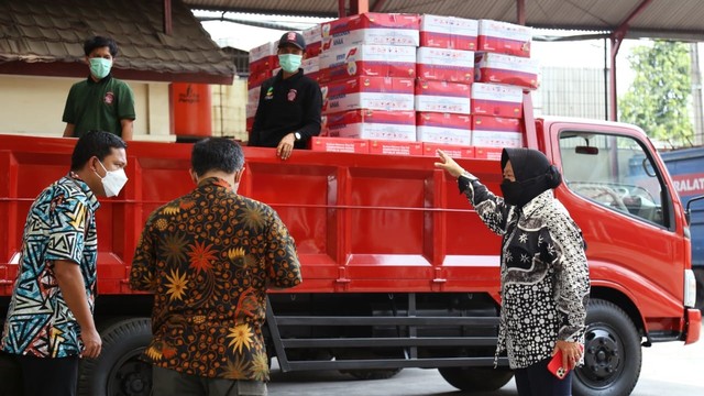 Mensos Tri Rismaharini mengecek gudang bantuan Kemensos di Bekasi, Jawa Barat, untuk penyaluran bantuan ke korban gempa di NTT, Selasa (14/12). Foto: Kemensos RI