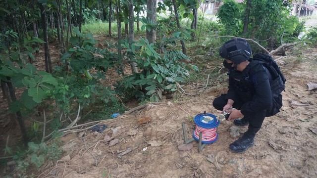 Unit Jibom Polda Jateng, saat memusnahkan mortir yang ditemukan di Desa Kedungbacin, Kecamatan Todanan, Kabupaten Blora, dengan cara diledakkan (disposal) di kawasan hutan desa setempat. (foto: dok istimewa)