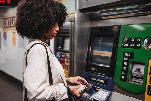 Ilustrasi transaksi keuangan melalui mesin ATM Bank. Foto: Pexels.com