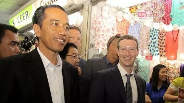 Joko Widodo (kiri) bersama CEO Facebook Mark Elliot Zuckerberg (kanan) blusukan ke pasar Tanah Abang, Jakarta, Senin (13/10/2014). Foto: Muhammad Adimaja/ANTARA FOTO