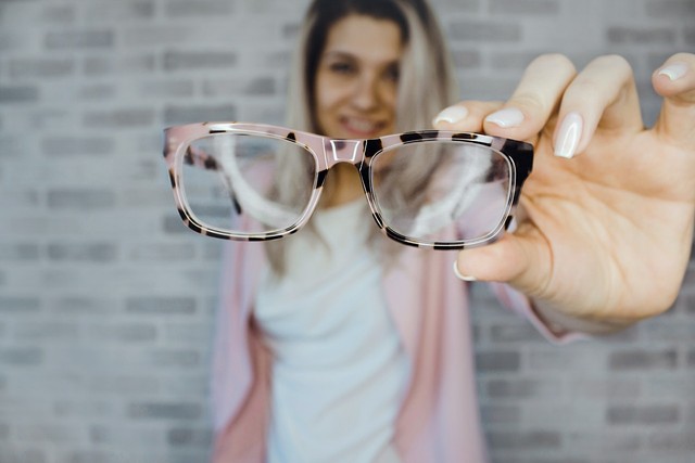 Ilustrasi wanita dengan kacamata minus. Foto: Pexels/Designecologist