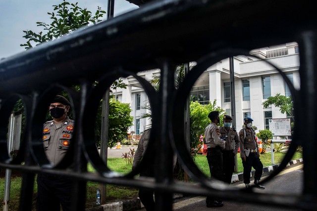Personel kepolisian berjaga saat sidang lanjutan kasus dugaan terorisme dengan terdakwa mantan Sekretaris FPI Munarman di Pengadilan Negeri Jakarta Timur, Jakarta, Rabu (15/12/2021). Foto: Aprillio Akbar/Antara Foto