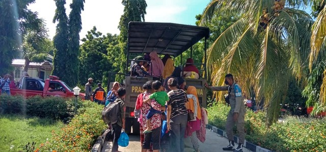 Keterangan foto: Mobil Satpol PP mengantar pulang warga Kampung Wuring. Foto: Aty Meaq.