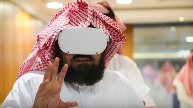 Syeikh Abdurrahman As-Sudais menggunakan alat VR saat meresmikan Inovasi Hajar Aswad Virtual, Senin (13/12). Foto: gph.gov.sa