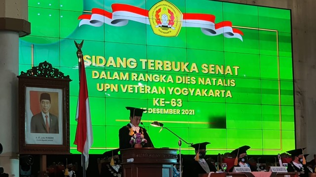 Rektor UPNVY, Mohammad Irhas Effendi, saat memberikan laporan dalam Sidang Terbuka Senat Dies Natalis UPNVY ke-63, Rabu (15/12/2021). Foto: Sandra/Tugu Jogja