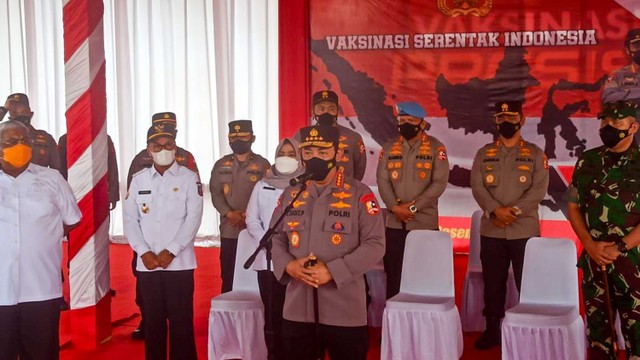 Kapolri Jenderal Listyo Sigit Prabowo Tinjau Vaksinasi di Ranome Eto, Kabupaten Konawe Selatan, Sulawesi Tenggara, Rabu (15/12). Foto: Humas Polri