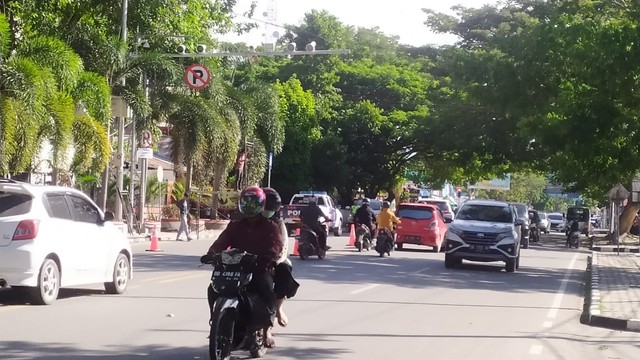 Pemasangan kamera ETLE di depan kantor Gubernur Sulawesi Tengah, Foto: Miftahul/PaluPoso