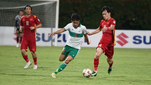 Duel antara pemain Timnas Indonesia menghadapi Vietnam dalam lanjutan laga Grup B Piala AFF 2020 di Stadion Bishan, Singapura, Kamis (15/12). Foto: PSSI