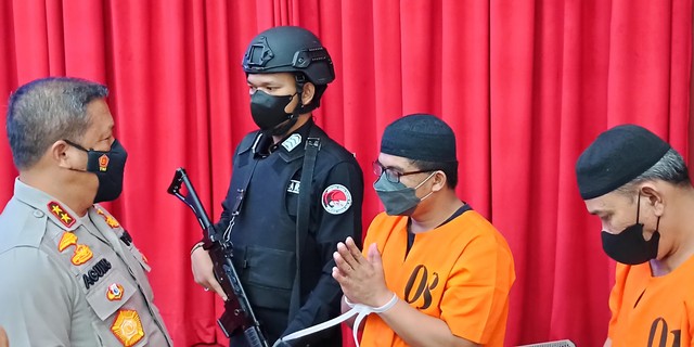 KAPOLDA Riau, Irjen Pol Agung Setya Imam Effendi, saat menginterogasi dua anak buah bandar narkoba internasional Debus, Rabu (15/12/2021), di Mapolda Riau. 