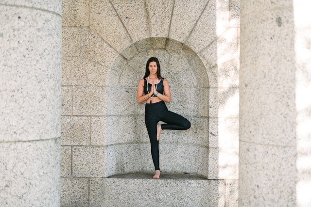 Ilustrasi perempuan yang sedang melakukan Yoga. Sumber : https://www.pexels.com/photo/woman-in-black-tank-top-and-black-leggings-3820322/