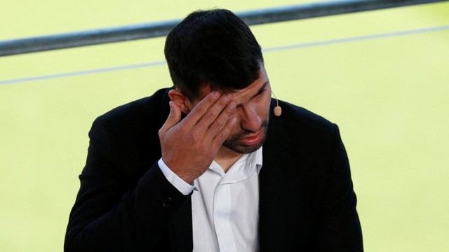 Reaksi Sergio Aguero saat mengumumkan pensiun sebagai pemain sepak bola saat konpers di Camp Nou, Barcelona, Spanyol. Foto: Albert Gea/REUTERS