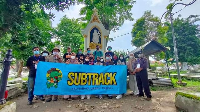 Foto Bersama di Makam Peneleh Surabaya (Sumber:Foto Pribadi)