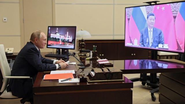 Presiden Rusia Vladimir Putin menggelar pertemuan virtual dengan Presiden China Xi Jinping di kediaman negara Novo-Ogaryovo di luar Moskow, Rusia.  Foto: Mikhail METZEL / SPUTNIK / AFP