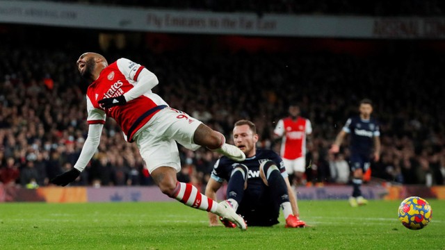 Pemain Arsenal Alexandre Lacazette dilanggar pemain West Ham United pada pertandingan lanjutan Liga Inggris di Stadion Emirates, London, Inggris.
 Foto: Andrew Couldridge/REUTERS