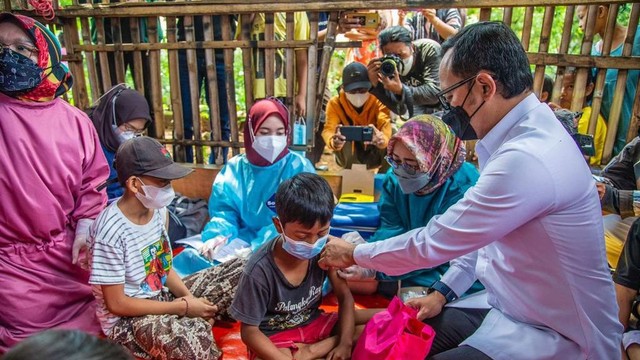 Wali Kota Bogor Bima Arya meninjau vaksinasi anak putus sekolah di Kampung Mongol, Bogor Tengah. Foto: Pemkot Bogor